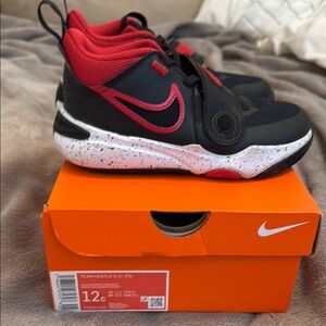 Nike Team Hustle D11 basketball shoes - Size 12c